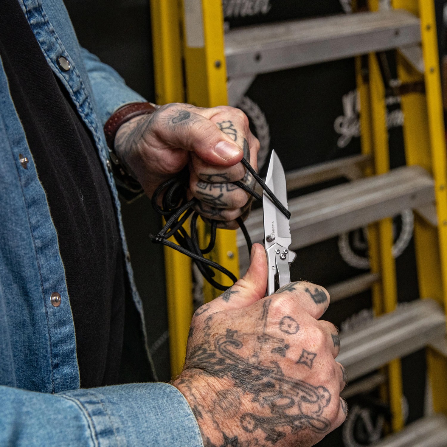 Gerber Paraframe I Klappmesser (7,6 cm) in Händen, Ganzstahl-Konstruktion.