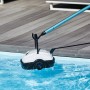 Akku-Poolroboter Orca 45 CL im Pool, weiß/schwarz, mit Stange. Reinigt Becken bis 50 m².