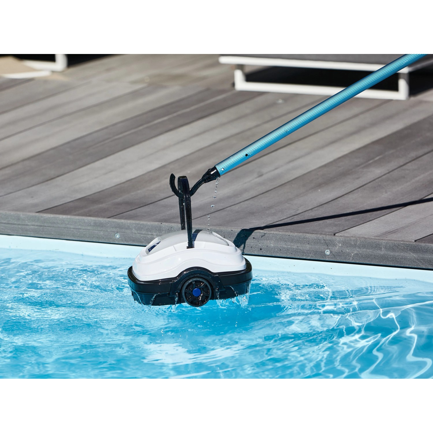 Akku-Poolroboter Orca 45 CL im Pool, weiß/schwarz, mit Stange. Reinigt Becken bis 50 m².