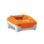 Stihl Schnellladegerät AL 501 in Orange-Grau. Kompaktes Akku-Ladegerät für Elektrowerkzeuge mit schneller Ladefunktion.