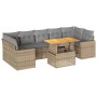 Beige 8-tlg. Garten-Sofagarnitur aus Polyrattan mit Tisch und hellgrauen Kissen.