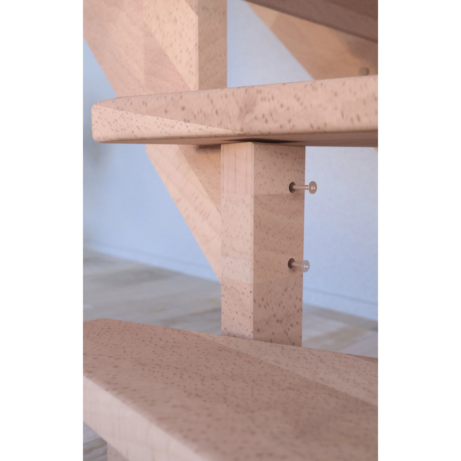 Detailaufnahme: Gewendelte Treppe Lindos aus Buche mit Holz-Edelstahl-Geländer, Setzstufen und FSC®-Zertifizierung.