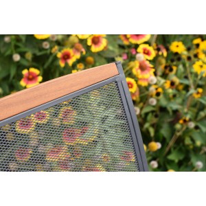 Detailaufnahme: Merxx Patmos Klappstuhl 2er-Set mit Stahlgeflecht und Akazienholz-Abschluss.