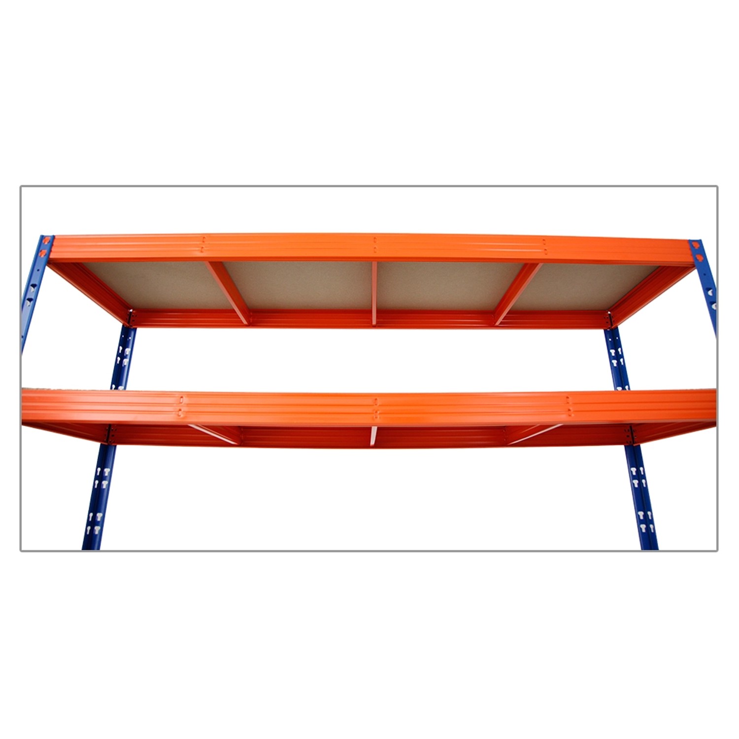 Detailansicht: Blau-oranges Schwerlastregal mit 4 Spanplatten-Ebenen. Ideal für Werkstatt und Garage.