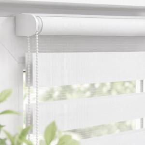Weißes Doppelrollo mit Klemmfix-Montage am Fenster. Regulierbarer Sichtschutz durch transparente und blickdichte Streifen.