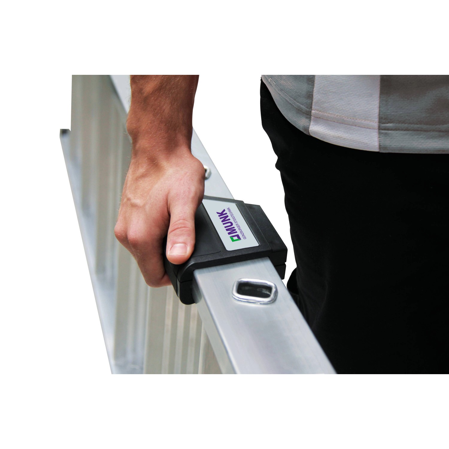 Detailaufnahme: Hand an PROREGAL Stufen-Anlegeleiter mit Traverse. Aluminiumleiter, sicherer Halt.