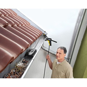 Kärcher Dachrinnen- und Rohrreinigungs-Set im Einsatz zur Reinigung einer Dachrinne.