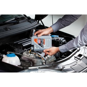Liqui Moly Top Tec 4200 5W-30 Motoröl wird in einen Motor eingefüllt.
