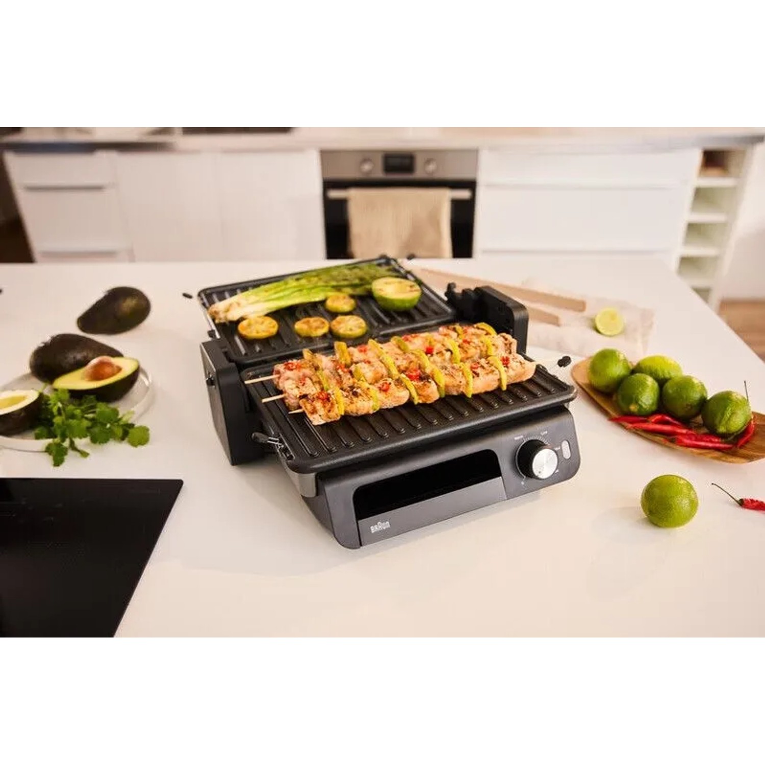 Grauer Braun Multigrill mit Grillgut. Kontaktgrill mit Thermostat für Küche und Haushalt.