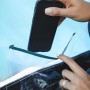 Detailaufnahme: Hand legt Smartphone in Innentasche des Pavillo Family Ground 4 Zelt.
