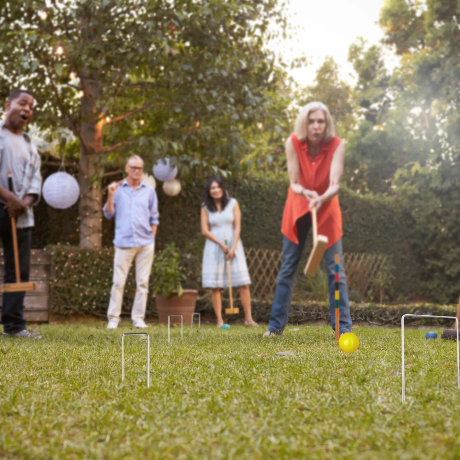 Krocketspiel aus Kiefernholz mit 4 Spielern im Garten. Spiel & Spaß für die ganze Familie.