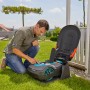 Gardena Mähroboter Garage für Sileno city/life mit Mann bei Bedienung im Garten.