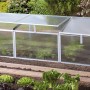 Frühbeet Gaia 3X mit 3 aufstellbaren Fenstern im Garten, ideal für die Anzucht von Pflanzen.