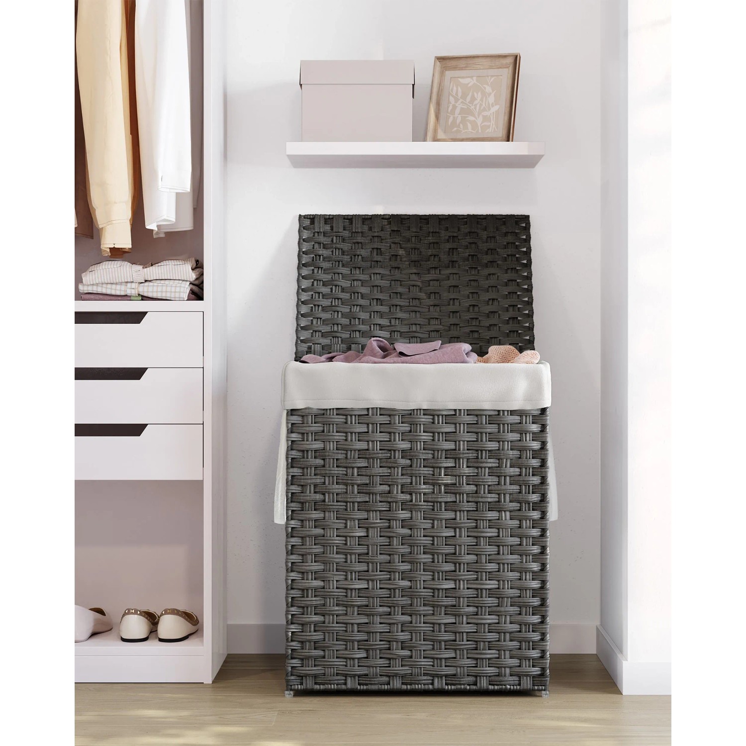 Grauer Songmics Wäschesammler Eliott (90 l) mit Deckel im geflochtenen Design.