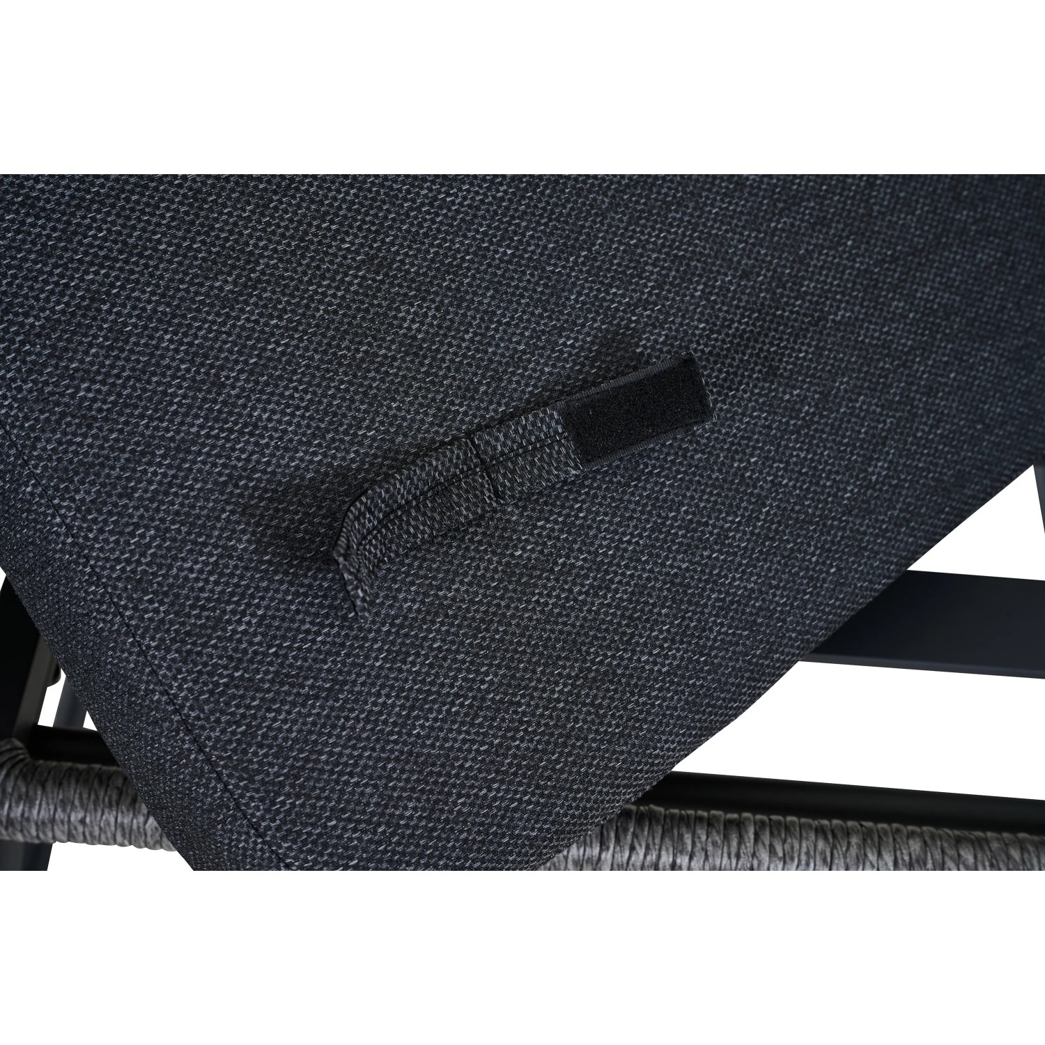 Detailaufnahme: Grauer Siena Garden Loungesessel Kansas mit Kissen und geflochtenem Kordel-Design.