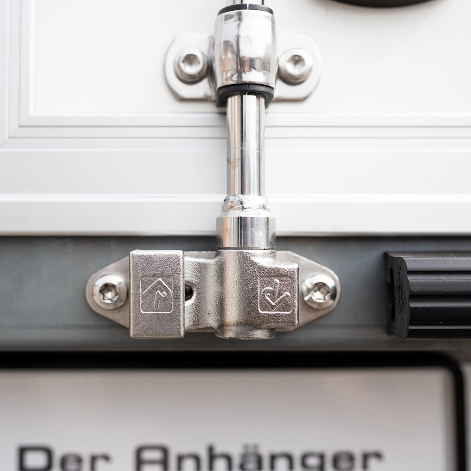 Detailaufnahme: Verschlussriegel des Stema Kofferanhänger 1300 Sandwich.