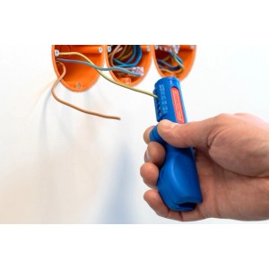 WEICON Quadro-Entmanteler No.16 in Blau/Rot beim Abisolieren eines Kabels in einer Verteilerdose.