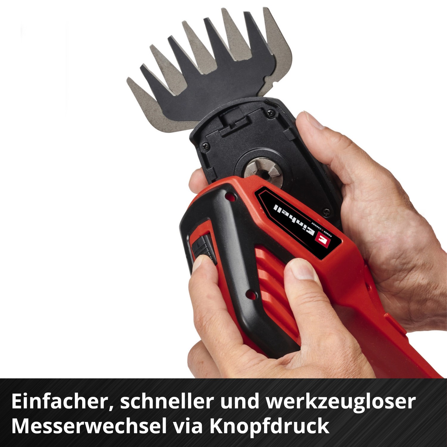 Einhell Akku-Gras- und Strauchschere GE-CG 18/100 Li-Solo mit Strauchscheren-Aufsatz in der Hand.