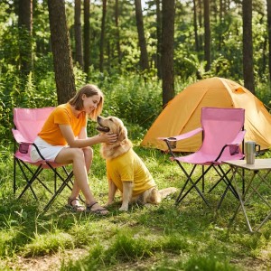 Rosa Sunula Campingstuhl mit Getränkehalter, Frau und Hund im Camp.
