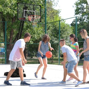 SPORTNOW Basketballständer mit spielenden Personen. Höhenverstellbarer Korb für Spiel & Spaß im Freien.