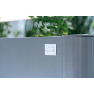 Nahaufnahme des dunkelgrau-metallic Biohort Metall-Hochbeets mit Logo. Ideal für Gemüse, Kräuter und Obst im Garten.