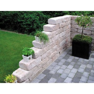 Diephaus Mauerstein Maximo Sandstein als Gartenmauer mit Pflanzen dekoriert.