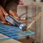 Dremel 8150-20 Akku-Multifunktionswerkzeug im Einsatz beim Schneiden eines Metallgitters, Funken fliegen.