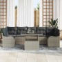 Hellgraues 8-teiliges Gartensofa Set aus Polyrattan mit Tisch und Kissen.