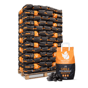 Palette mit vielen schwarzen 5kg Heizfuxx Grillbriketts-Säcken und einzelnen Holzkohlebriketts. Ideal für Grill und Brennstoffe.