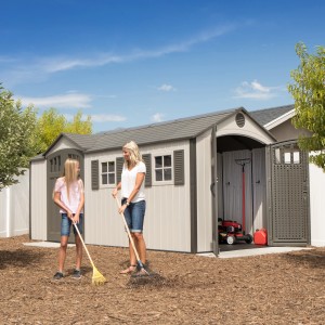 Geräumiges Lifetime Kunststoff-Gartenhaus Chateau 13 m² mit geöffneten Türen und zwei Personen.