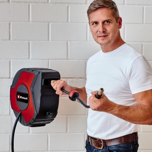 Einhell Schlauchtrommel TC-PH 150 mit Mann vor weißer Wand. Zubehör für Kompressoren.
