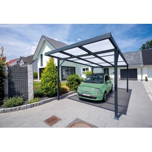 Anthrazitfarbener Carport mit Stegplatten und geparktem, grünem Auto vor einem Haus.