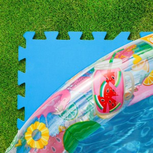 Blaues eyepower Poolmatten Set (24 Stk.) unter einem Pool auf Rasen. Rutschfeste Poolunterlage 50x50 cm.