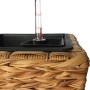 Detailaufnahme des Pflanzgefäßes in Natur mit Wasserstandsanzeige und Bewässerungssystem.