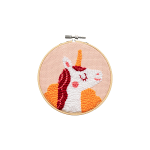 Punch Needle Einhorn Stickbild im Holzrahmen. Buntes 3D-Stickmotiv, ideal für kreative Kinder.