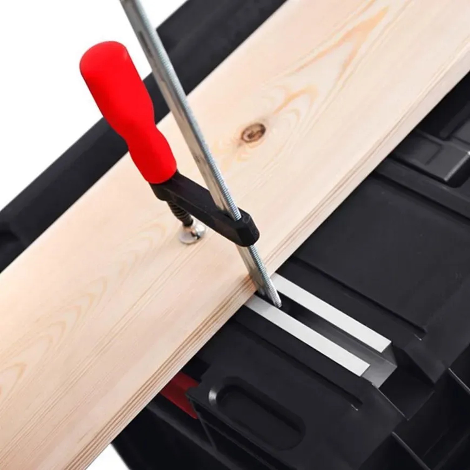 Detailaufnahme: PROREGAL QBRICK Werkzeugkasten mit Holz und Schraubzwinge.