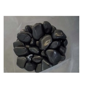 Schwarze, polierte Kieselsteine in einem Foliensack. Ideal als Glanzkies für Teichdeko und Garten.