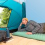 Bestway ComforTrek Luftmatratze, selbstaufblasend, im Zelt mit Person. Ideal für Camping.