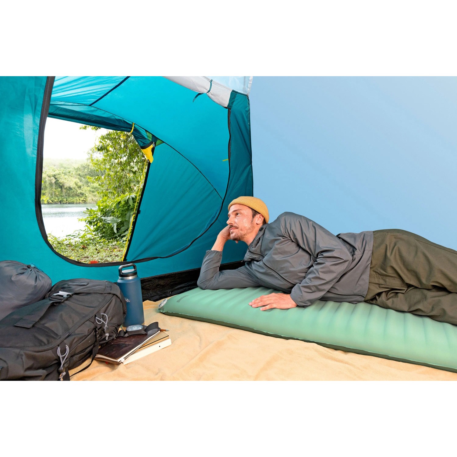 Bestway ComforTrek Luftmatratze, selbstaufblasend, im Zelt mit Person. Ideal für Camping.