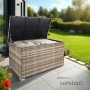Geöffnete Tectake Auflagenbox Oslo (750 L) aus Rattan mit Polstern im Garten.