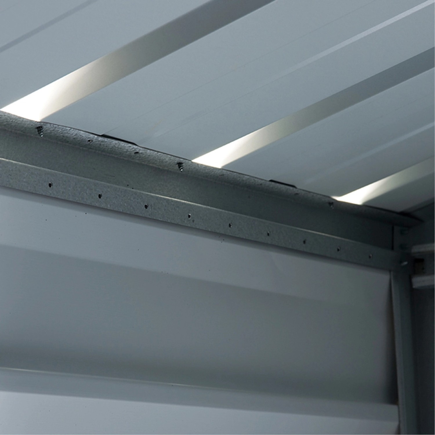 Detailaufnahme: Innenansicht Metall Gerätehaus Heidelberg mit Bodenrahmen.