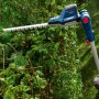 Bosch Akku-Teleskopheckenschere GHE 18V-50 TP Solo beim Heckenschnitt.