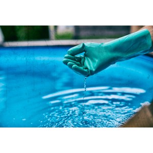 Grüner Gebol Green Tech Arbeitshandschuh (Größe XL) über blauem Wasser.