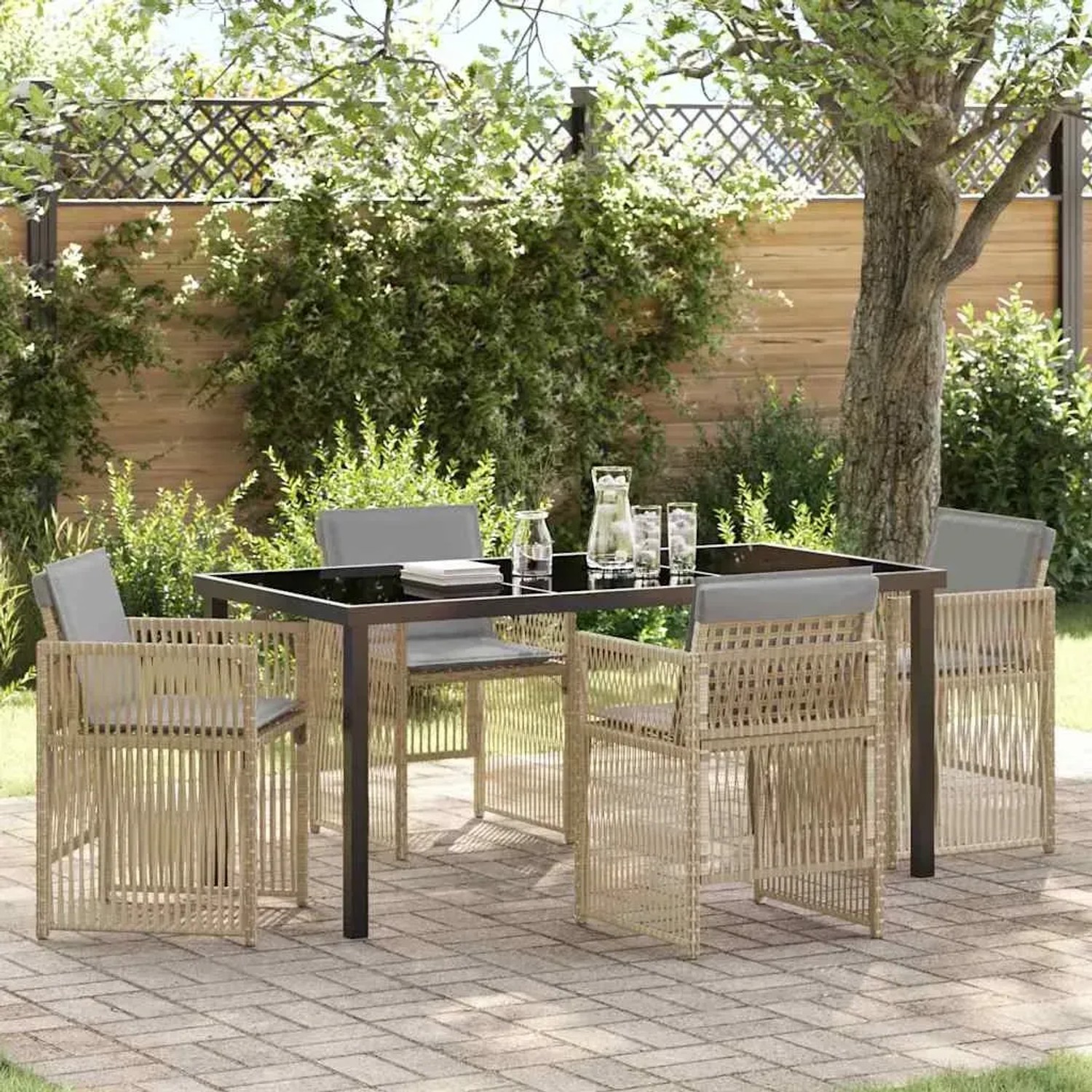 Beige 5-tlg. Garten Essgruppe aus Poly Rattan mit Tisch und Stühlen im Garten.