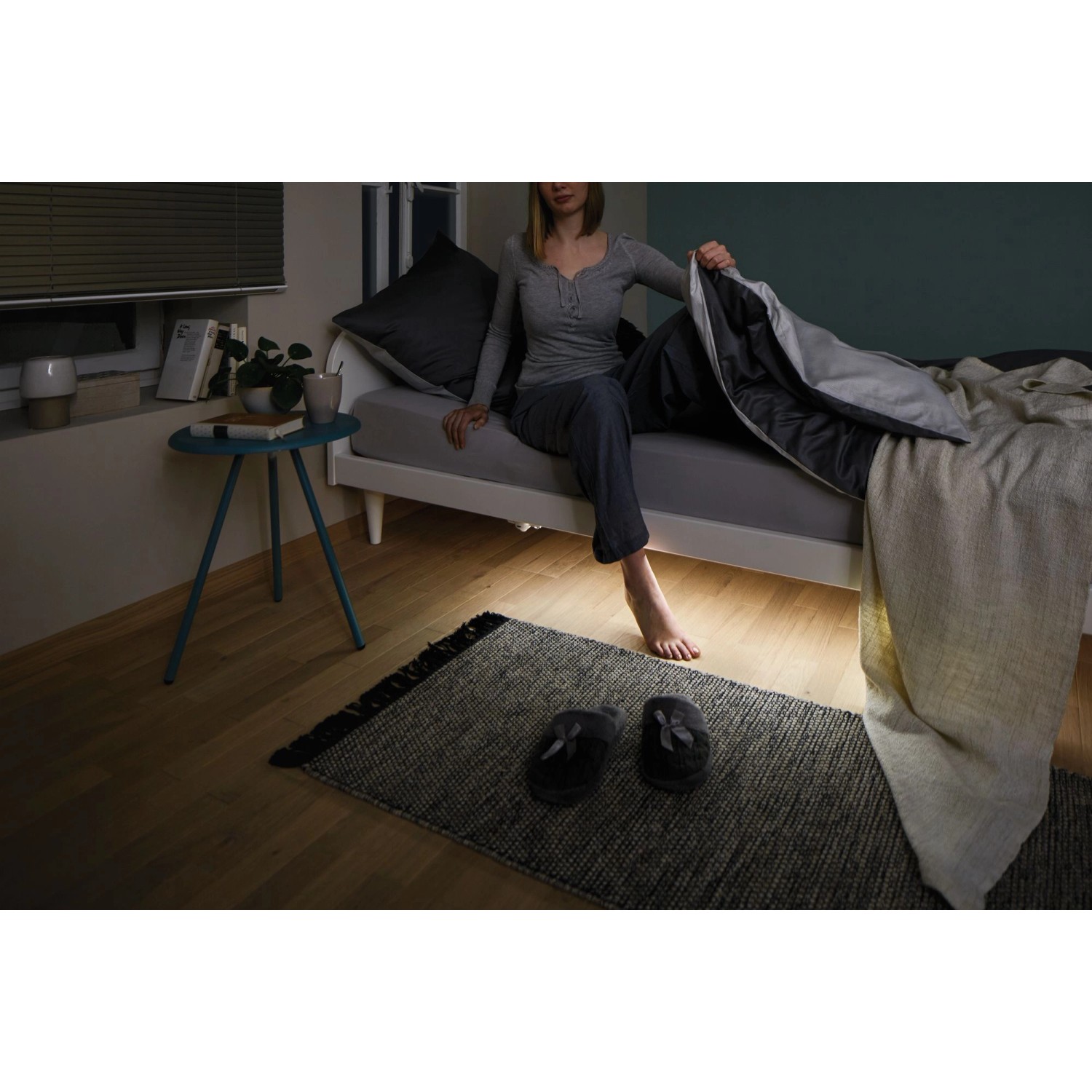 Paulmann MaxLED Night Comfort Set unter Doppelbett mit warmweissem Licht.
