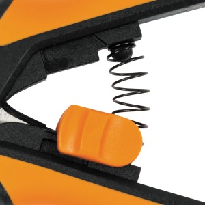 Detailaufnahme: Fiskars Gartenschere Microtip SP130 mit Feder und orangefarbenem Schieber.