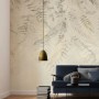 Komar Fototapete Herbarium Beige (200x250 cm) im Wohnzimmer mit Sofa und Lampe.