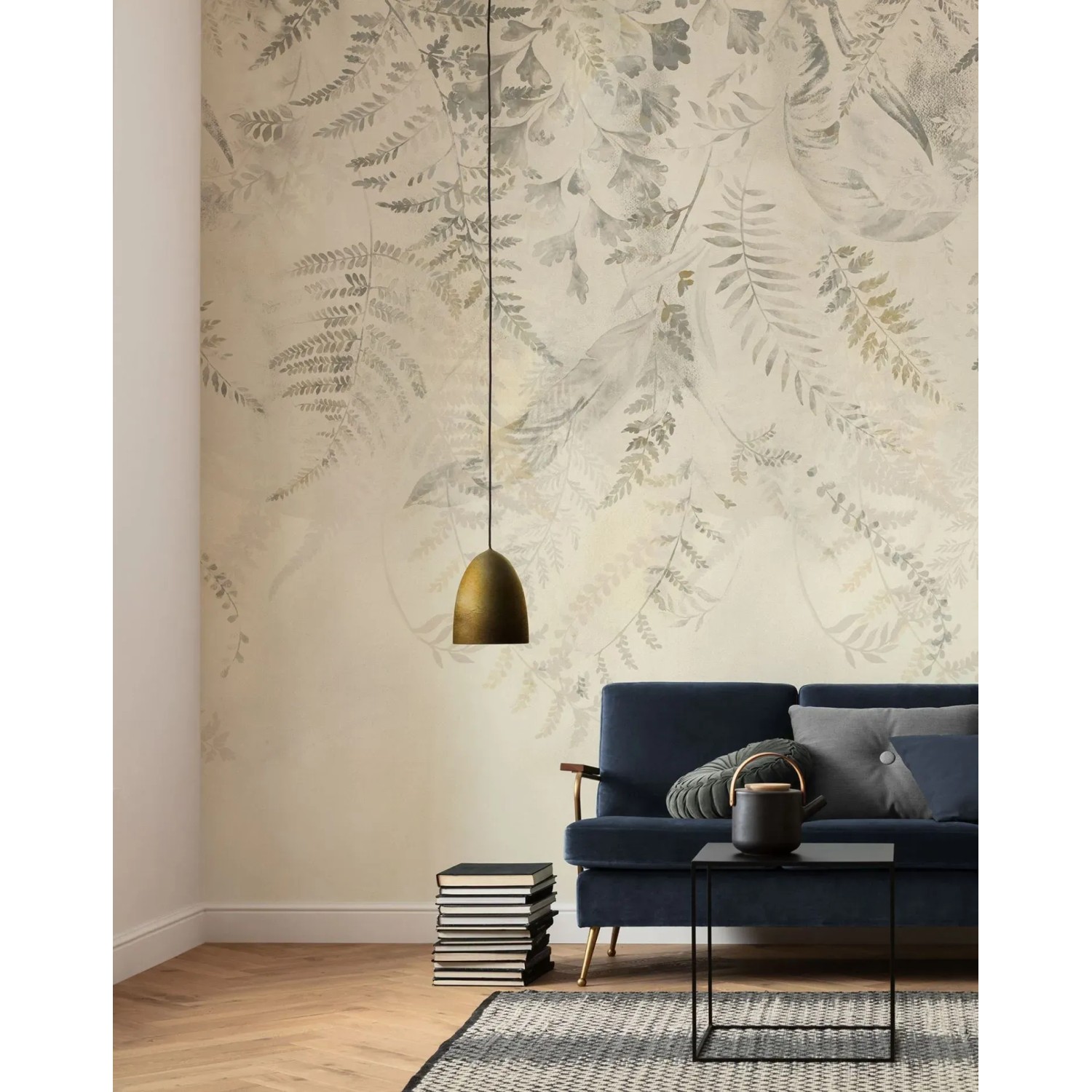Komar Fototapete Herbarium Beige (200x250 cm) im Wohnzimmer mit Sofa und Lampe.
