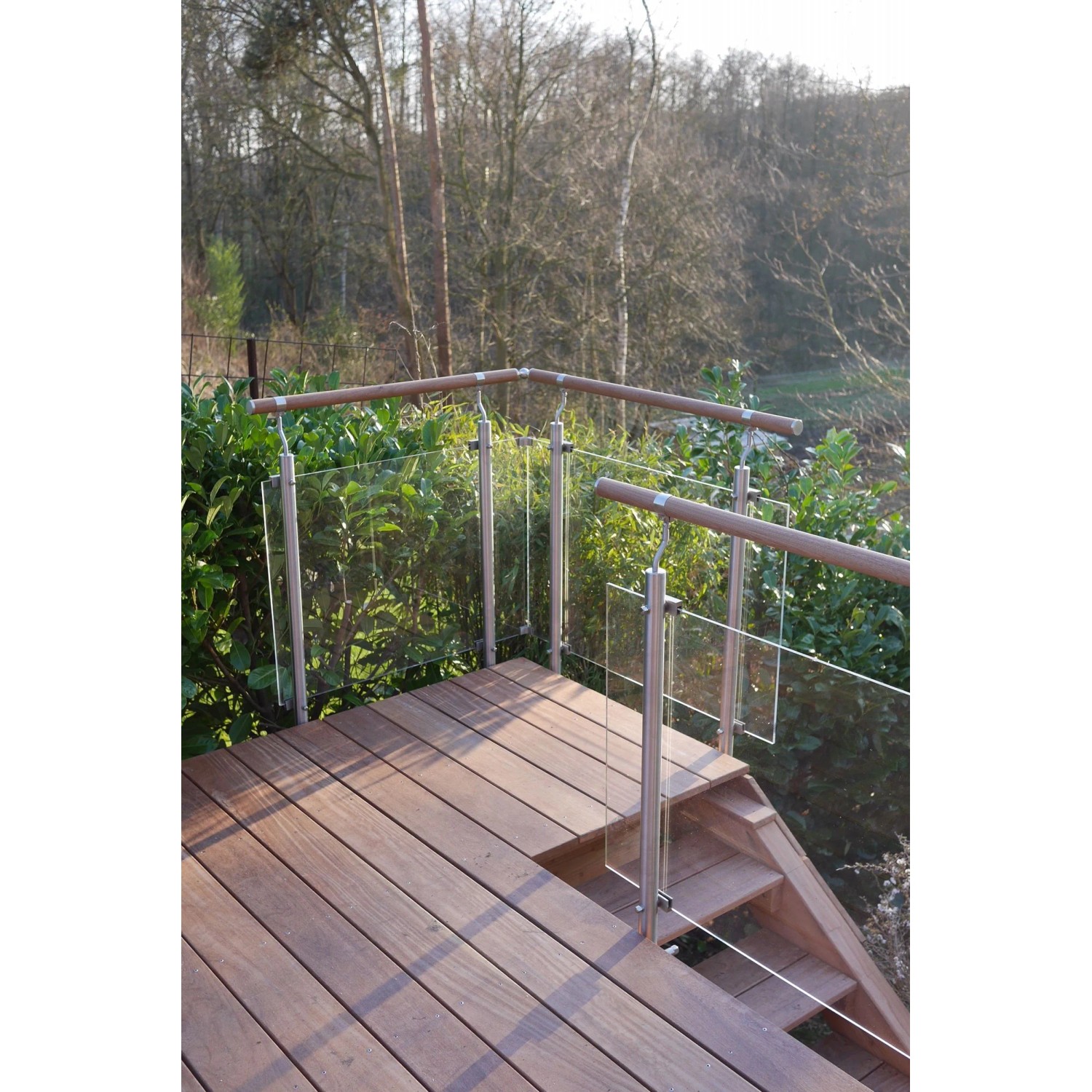 Handlauf aus Sapelli Massivholz (Ø 40mm, 2250mm) auf einer Holzterrasse mit Glasgeländer.