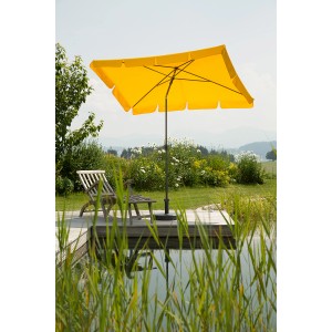 Goldgelber Schneider Balkonschirm Aquila 225x120 cm mit Knickfunktion auf Terrasse am Wasser.